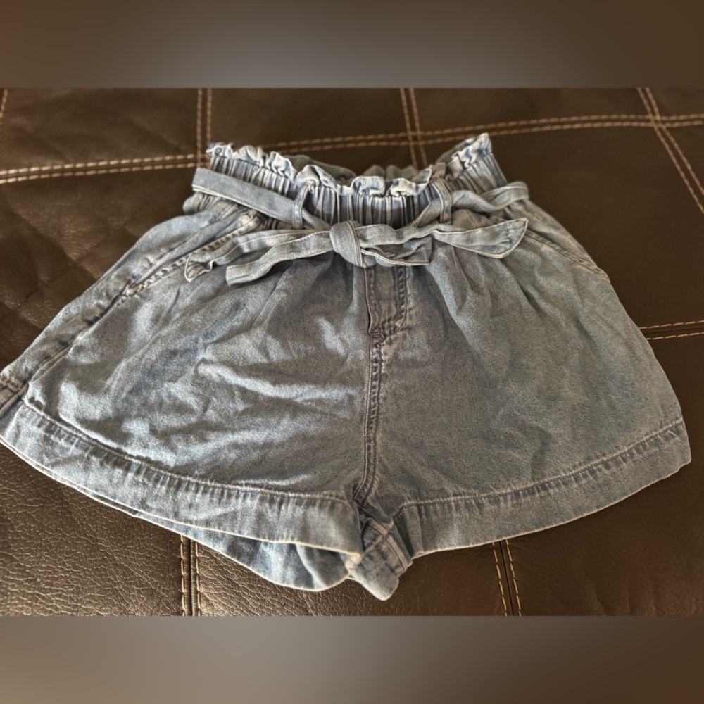 American Eagle Ruffle Waist Shorts